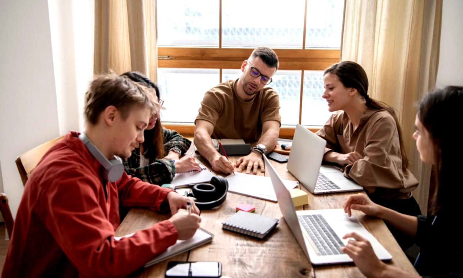Interaktiver Workshop mit Finanzexperten in modernem Seminarraum