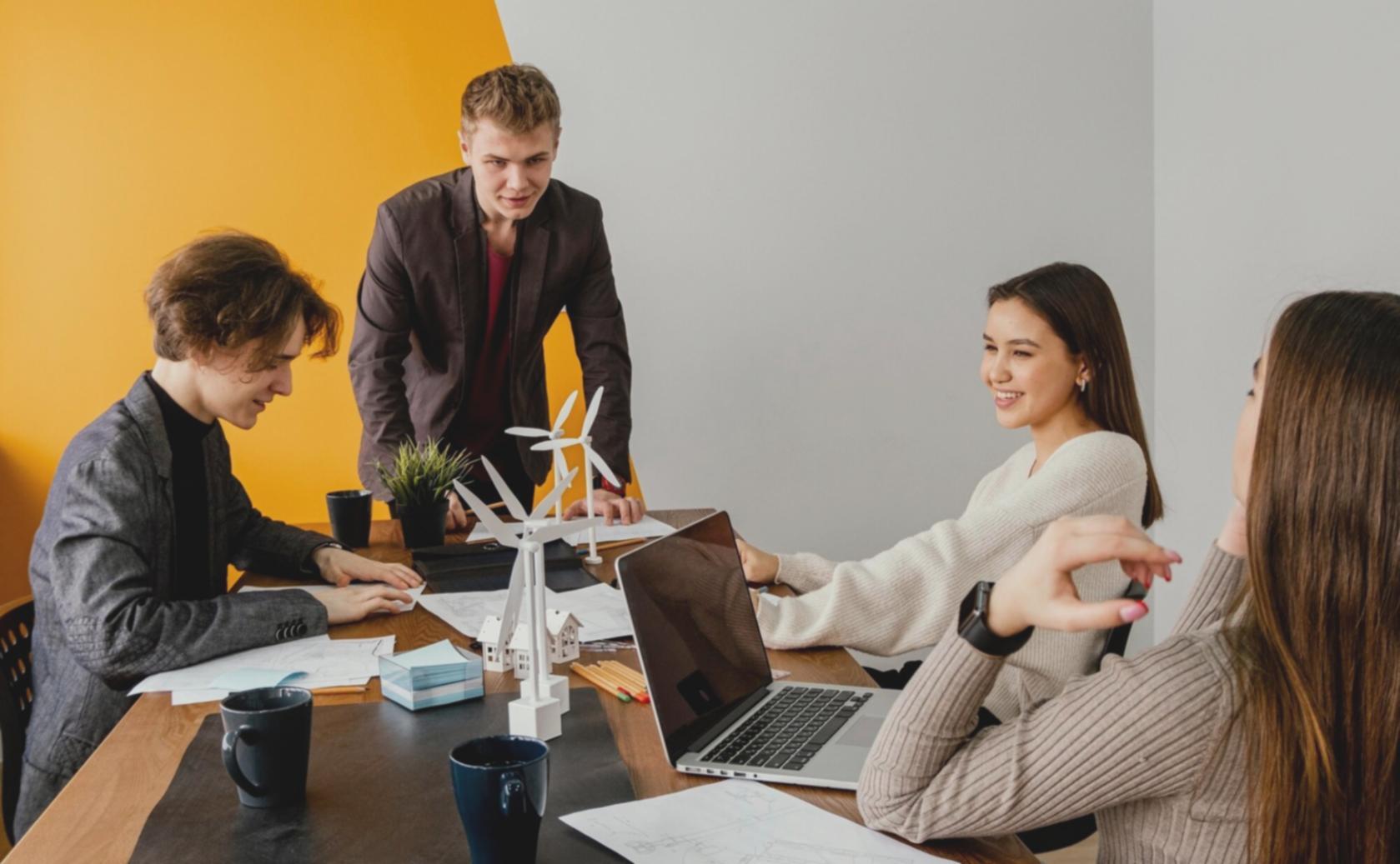Moderne Finanzberatung im Büro mit Laptops und Unterlagen